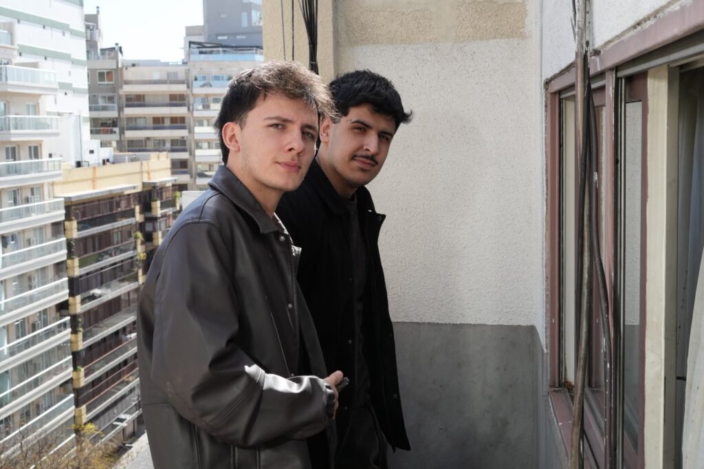 Dos integrantes del equipo en un balcón